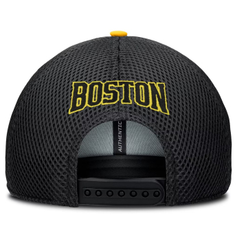 Boston Bruins baseball sapka 2026 Stadium Series Authentic Pro Adjustable Trucker
