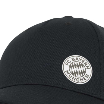 Bayern München napellenző Essentials black