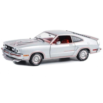 autó és motor modellek model 1/18 Ford Mustang II King Cobra in Silver Metallic with Red and Black Stripes - Greenlight