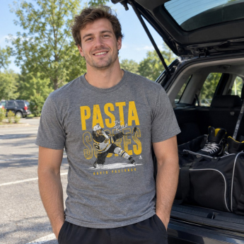 Boston Bruins férfi póló David Pastrnak #88 Pasta Scores WHT 500 Level Grey