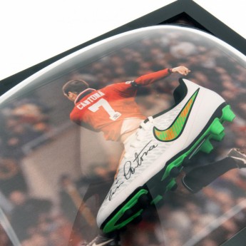 Legendák bekeretezett futballcipő Manchester United Cantona Signed Boot (Framed)